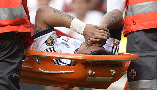 Marcelo verletzte sich beim Spiel gegen Sevilla und musste mit einer Trage vom Platz geholt werden