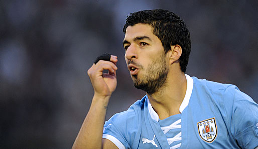 Luis Suarez weil aktuell bei der Nationalmannschaft Uruguays und ist heftig umworben