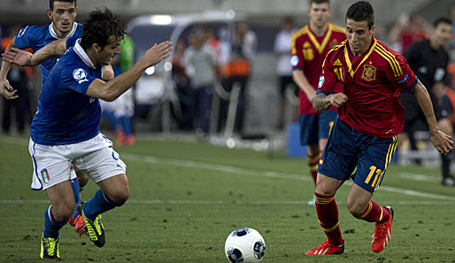 Spaniens U-21-Nationalspieler Cristian Tello (r.) hat beim FC Barcelona bis 2018 verlängert