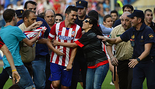 Grenzenlose Euphorie: Fans von Atletico stürmen bei der Vorstellung David Villas den Rasen