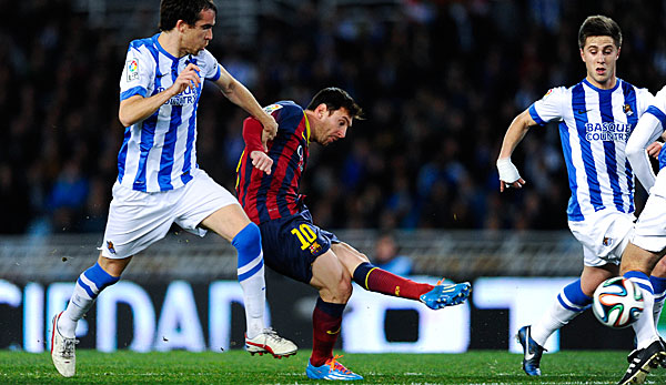 Von Gegenspielern umringt erzielt Lionel Messi das vorentscheidende Führungstor