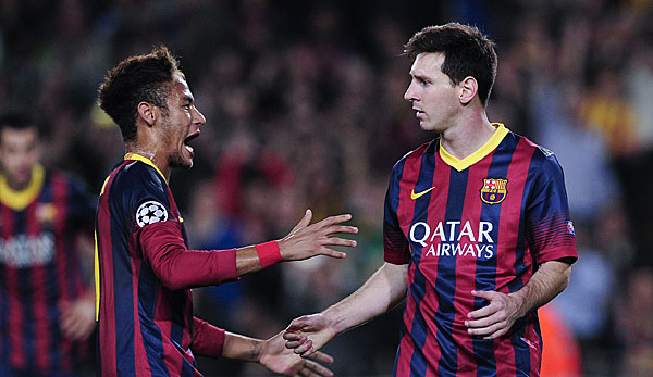 Neymar (l.) ist ganz offenbar von den Fähigkeiten von Lionel Messi (r.) begeistert