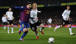 Mathieu (r.) wird in Zukunft an der Seite von Lionel Messi (l.) für Barca spielen
