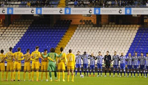 Spieler von Malaga und Deportivo gedenken an den verstorbenen Fan