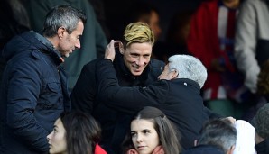 Fernando Torres (M.) wird von Atleticos Vizepräsidenten Clemente Villaverde (r.) begrüßt