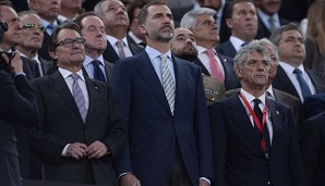 Die Pfiffe bei der Nationalhymne dürften dem spanischen König Felipe (M.) nicht gefallen haben