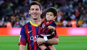 Lionel Messi trägt hier Sohn Thiago auf dem Arm