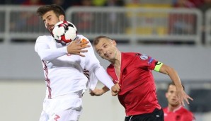 Gerard Pique schnitt sich gegen Albanien die langen Ärmel seines Trikots ab