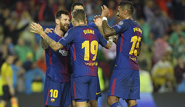 Der FC Barcelona feiert zusammen nach einem Tor