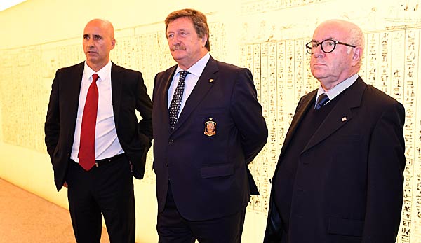 Juan Luis Larrea (Mitte) ist Präsident des spanischen Verbands (RFEF).