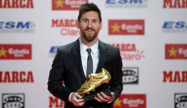 Lionel Messi mit dem Goldenen Schuh in der Hand