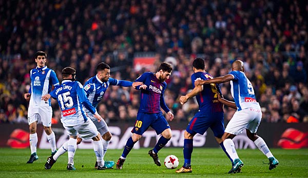 Lionel Messi im Duell gegen mehrere Gegenspieler von Espanyol