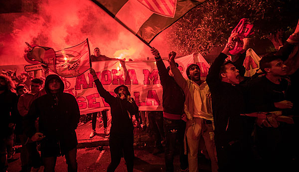 Fans beider Lager lieferten sich vor dem Sevilla-Derby eine Massenschlägerei