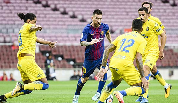 Lionel Messi behauptet den Ball gegen mehrere Gegner von Las Palmas