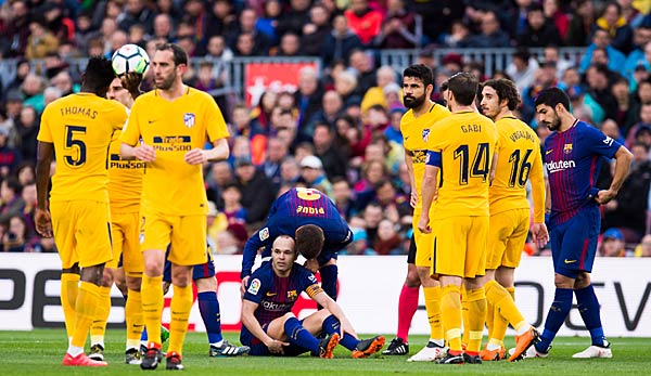 Der FC Barcelona muss vier Wochen auf Mittelfeld-Star Andres Iniesta verzichten.