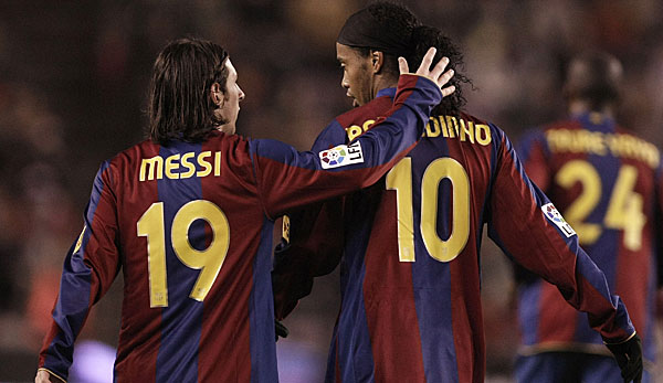 Ronaldinho und Lionel Messi spielten gemeinsam beim FC Barcelona.