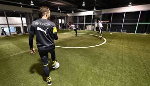 Der Footbonaut ist ein Trainingsgerät für Fußballer, in dem auf verschiedene Signale reagiert werden muss.
