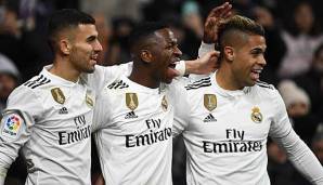 Real Madrid als lachender Dritter: Vinicius Jr. (Mitte) feiert sein Tor gegen Alaves mit Daniel Ceballos (links) und Mariano (rechts).