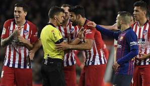Der Moment des Eklats: Atleticos Stürmer Diego Costa beleidigt im Ligaspiel gegen Barcelona Schiedsrichter Manzano massiv und wird anschließend für acht Spiele gesperrt.