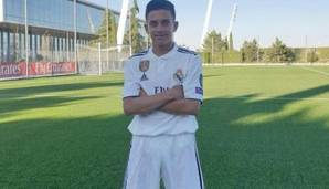 Der Sohn von Jose Antonio Reyes posiert im Trikot von Real Madrid.