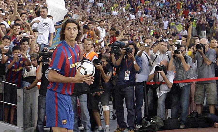Danach ging es für Zlatan auf den Rasen im Camp Nou. Über 75.000 Zuschauer kamen zur Vorstellung des schwedischen Superstars, was wohl selbst Ibra ein wenig beeindruckt hat.