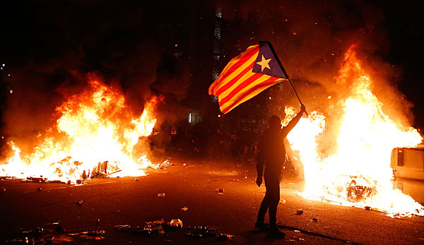 Brennende Straßen, fliegende Steine: Katalanische Separatisten sorgen am Rande des Clasicos zwischen dem FC Barcelona und Real Madrid für bürgerkriegsähnliche Szenen.