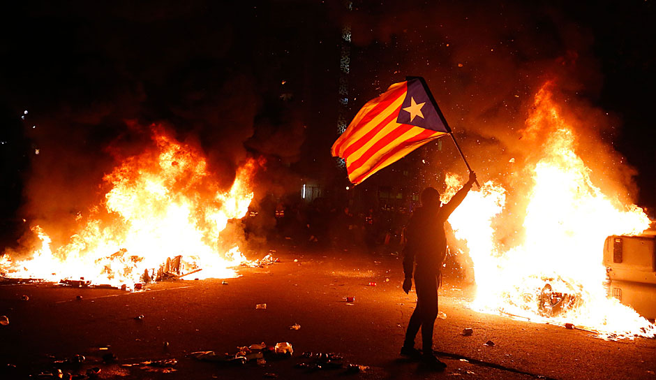 Brennende Straßen, fliegende Steine: Katalanische Separatisten sorgen am Rande des torlosen Clasicos zwischen dem FC Barcelona und Real Madrid für bürgerkriegsähnliche Szenen.