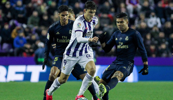 Enes Ünal (M.) im Duell mit Casemiro von Real Madrid.