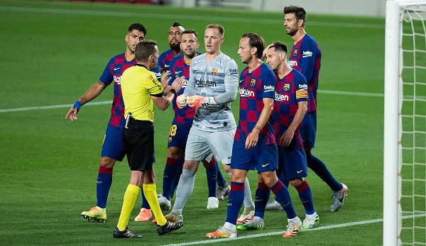 Kein Glück mit Elfmetern: Die Spieler des FC barcelona um Marc-Andre ter Stegen und Lionel Messi.