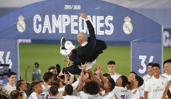 Zidane wird in die Luft geworfen.