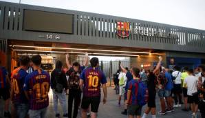 Vor dem Camp Nou fanden auch am Mittwochabend Proteste gegen Präsident Josep Bartomeu statt.