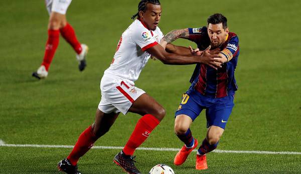 Lionel Messi im rustikalen Zweikampf mit Sevillas Jules Kounde.