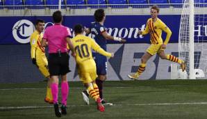 Im Hintergrund bejubelt Frenkie de Jong sein goldenes Tor zu Barcelonas Auswärtssieg in Alaves.