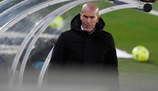 Zinedine Zidane sitzt gegen Osasuna auf Reals Bank.