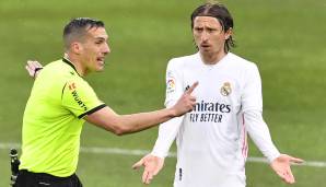 Real Madrids Luka Modric diskutiert mit Referee Xavier Estrada Fernandez.