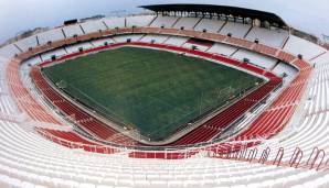 FC SEVILLA: Estadio Ramon Sanchez Pizjuan. Im September 1958 gingen hier erstmals die Tore auf, in vier Stufen wurde das Stadion auf das heutige Fassungsvermögen von 43.833 Plätzen ausgebaut. 2021 findet dort das Europa-League-Finale statt.