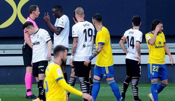 Im Duell der beiden spanischen Erstligisten FC Cadiz und dem FC Valencia hat es am Sonntagabend allem Anschein nach einen rassistischen Vorfall gegeben.