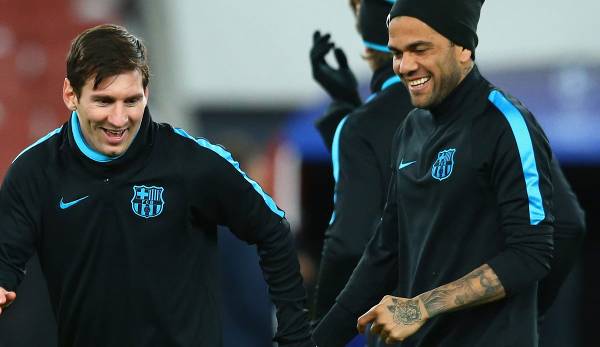 Dani Alves hat seinem langjährigen Mitspieler Lionel Messi geraten, bei seinem Klub FC Barcelona zu bleiben.