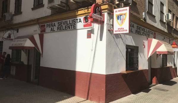 Antonio Puertas Opa war einer der Mitbegründer des Sevilla-Fanclubs Al Relente, sein Vater besucht die unweit des Estadio Ramon Sanchez Pizjuan gelegene Bar bis heute regelmäßig.