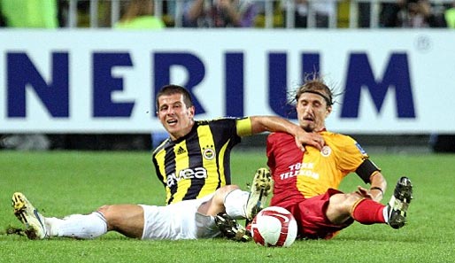 Emre Belözoglu (l.) droht bei Fenerbahce für das Derby bei Galatasaray auszufallen
