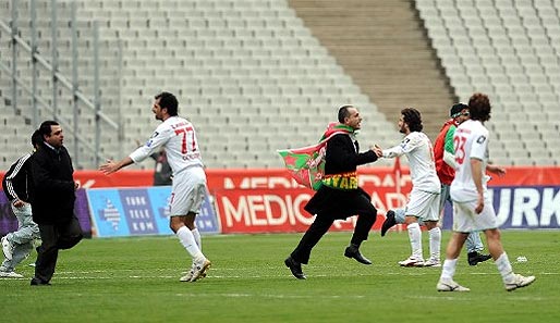 Die Spieler von Diyarbakirspor versuchen die Fans zurückzuhalten