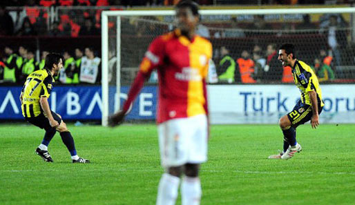 Gökhan Gönül (l.) und Torschütze Selcuk Sahin (r.) bejubeln den Treffer zum 1:0