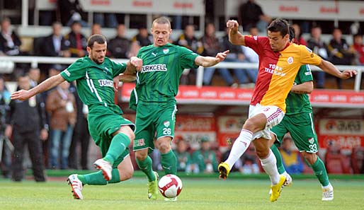 Milan Baros (r.) vergab gegen Bursaspor einige Torchancen zur Führung