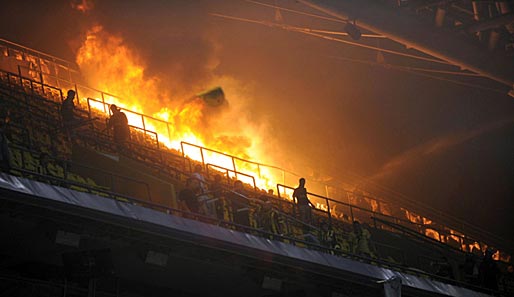 Chaos im Sükrü-Saracoglu-Stadion nach dem verpatzten Titel! Die Feuerwehr musste anrücken