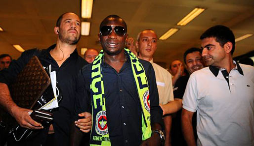 Da noch in den richtigen Farben: Mamadou Niang bei seiner Ankunft in Istanbul