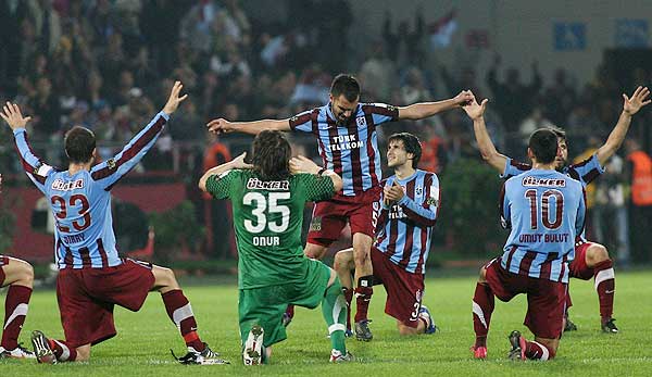 Eine Tradition: Trabzonspors Spieler feiern jeden Sieg mit dem Kolbasti-Tanz