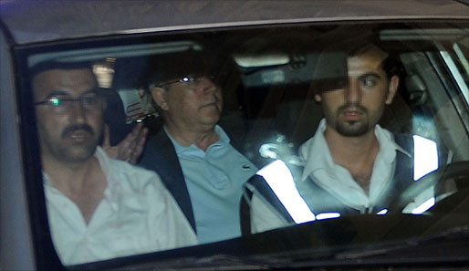 Aziz Yildirim (M.) auf dem Weg zum Metris Staatsgefängnis: Der Fener-Boss wurde verhaftet