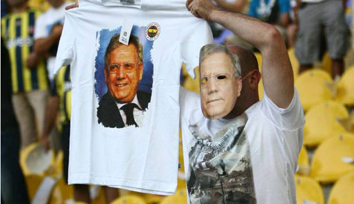 Fenerbahce-Fans trugen Shirts und Masken vom inhaftierten Präsidenten Aziz Yildirim