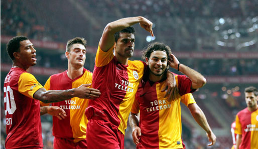 Gökhan Zan feiert mit seinen Mitspielern von Galatasaray sein Tor gegen Eskisehirspor