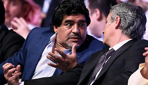 Diego Maradona - links im Gespräch mit Jose Mourinho - wird mit Bursaspor in Verbindung gebracht